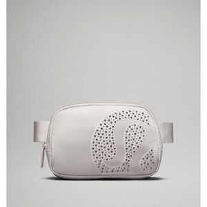 Everywhere Belt Bag 1L Studded Vapor (Light Gray)